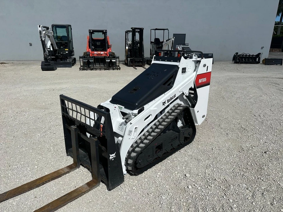 Bobcat MT85 2020 mini soporte sobre minicargadora nuevas pistas y piñones - pocas horas Foto 3 de 4