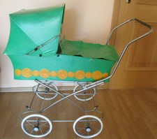 Alter DDR ZEKIWA Puppenwagen mit Regenschutz, grün/gelb