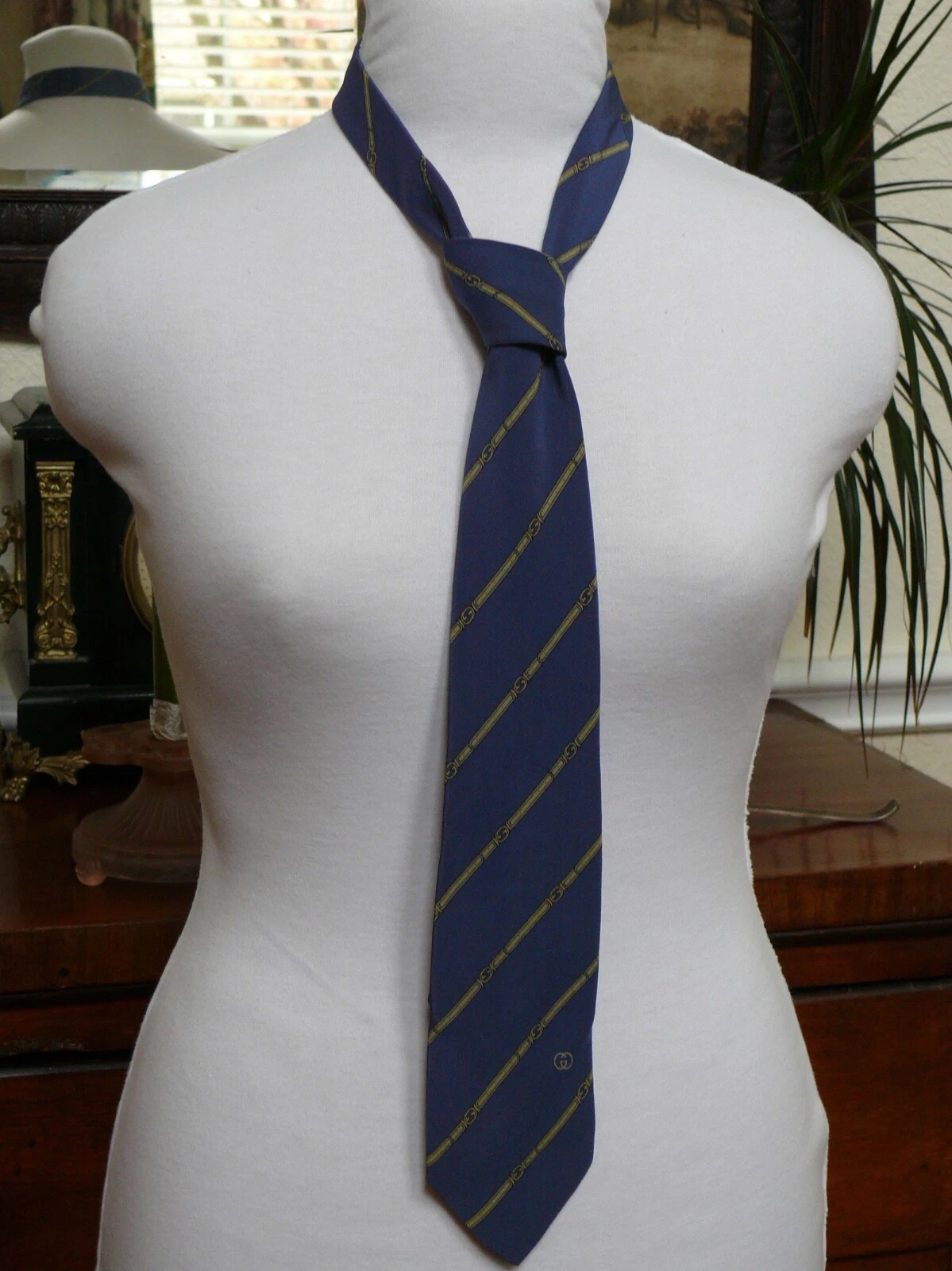 Cravate vintage Gucci en soie bleue avec ceinture grise et logo motif