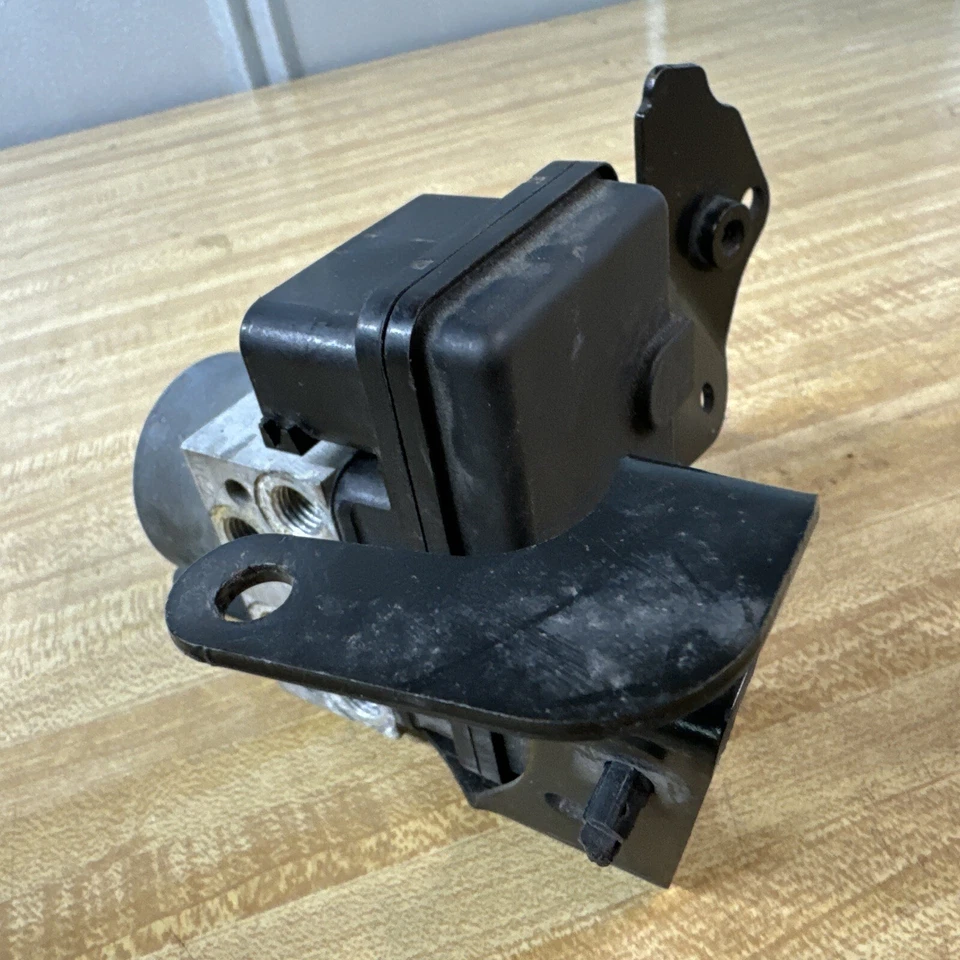 Modulador de freno bomba ABS Harley Davidson Low Rider ST FXLRST M8 con soporte Foto 4 de 4