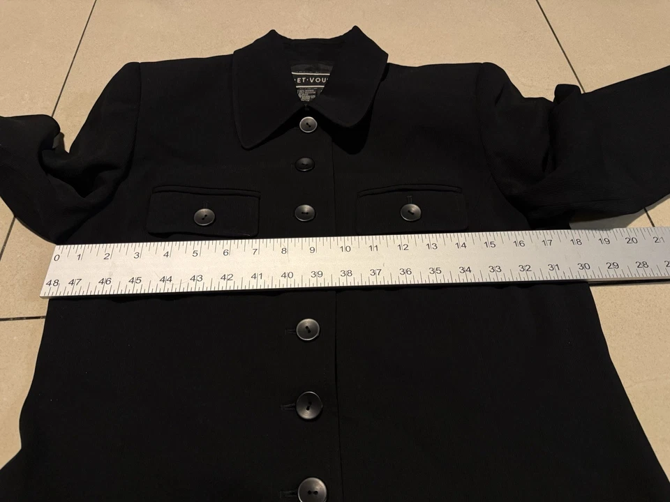 Chaqueta Blazer Pequeña ET VOUS Para Mujer Texturizada Negra Rayas 9 Botones 4 Bolsillos Foto 3 de 4