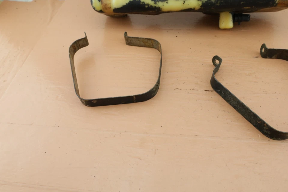 Tanque de combustible para cortacésped Briggs & Stratton 220707 0133 01 OEM 390225 Foto 3 de 4