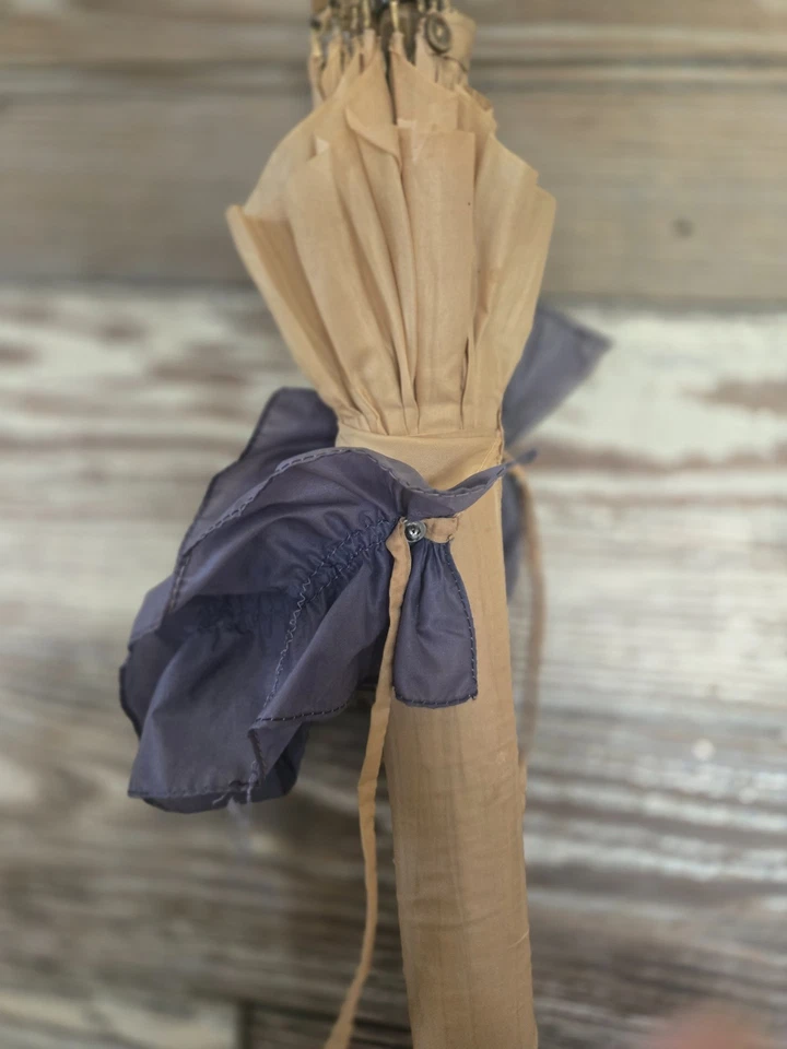 Sombrilla victoriana vintage con estuche de tela azul con acento de tela tostado o marrón claro Foto 3 de 4