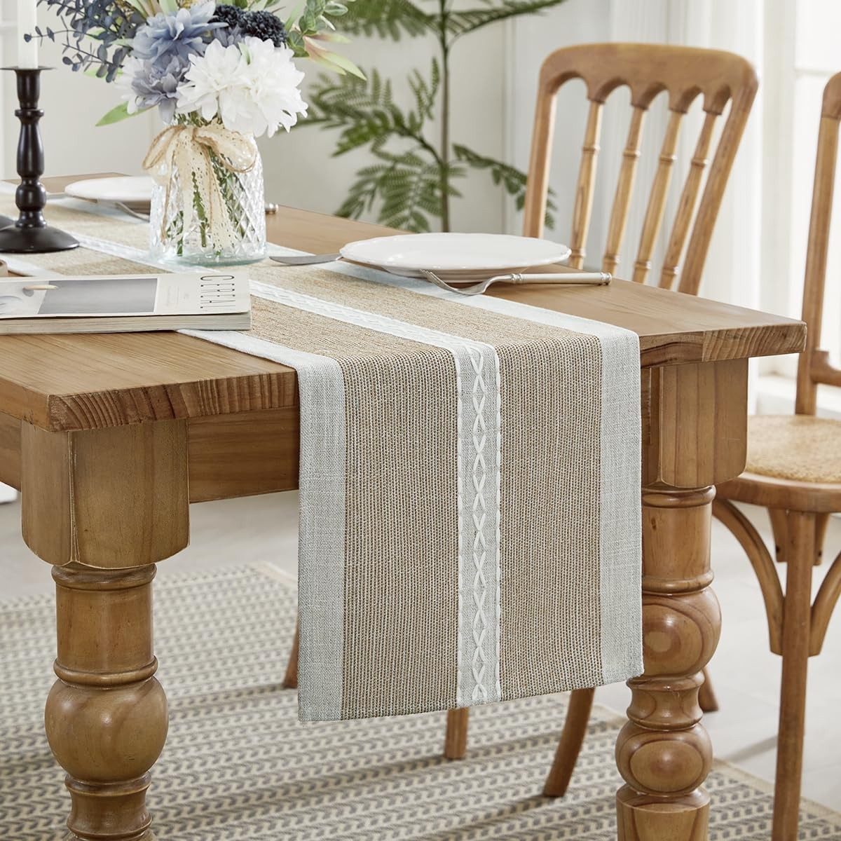 Chemin de table brodé en coton et lin beige pour repas de ferme en terrasse