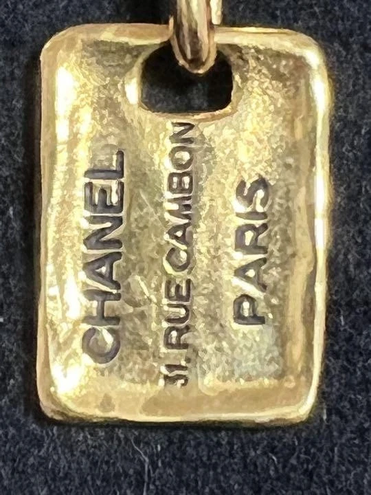 Broche CHANEL Vintage Placa Logotipo Dorado Pequeño Tipo Columpio Fácil de Usar Usado Foto 2 de 4