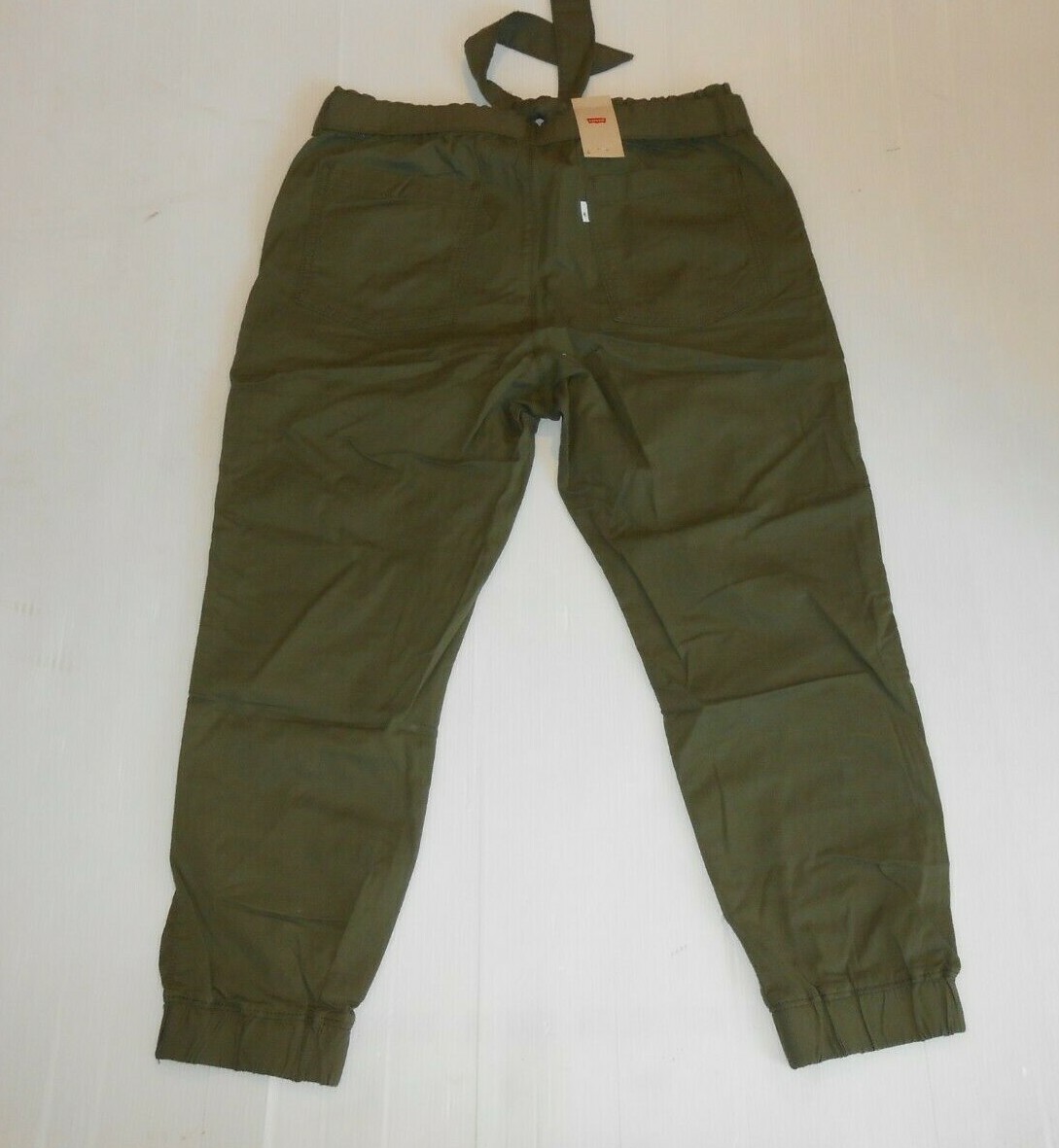Arriba 46+ imagen levi's belted jet set joggers Thptnganamst.edu.vn