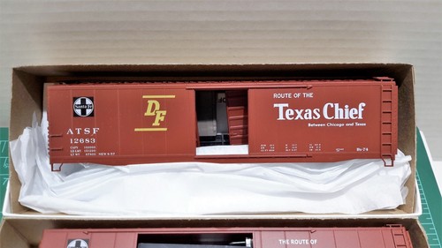 HO Scale Accurail 50' Steel Boxcar 3-Car Set 'Santa Fe Chiefs' Item #8107 - Picture 4 of 7