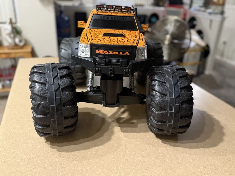 New Bright 1:8 Scale RC Monster Truck,Megzilla 23"×17" No Remote Broken Wheel - Image 3 of 4