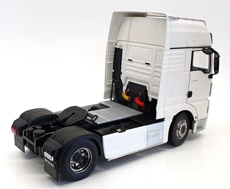 Premium ClassiXXS 1/18 Scale Model Truck PCL30201 - 2018 MAN TGX XXL - White - Image 2 of 4