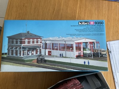 Kibri 9350 H0 Bahndienstgebäude, 9354 Lokhalle, 9352 3-ständig Bausatz