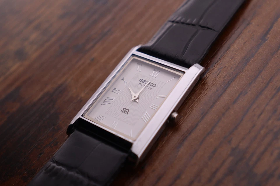 Reloj de vestir vintage de cuero negro con esfera blanca ajustado de cuarzo Seiko para hombre Foto 3 de 4