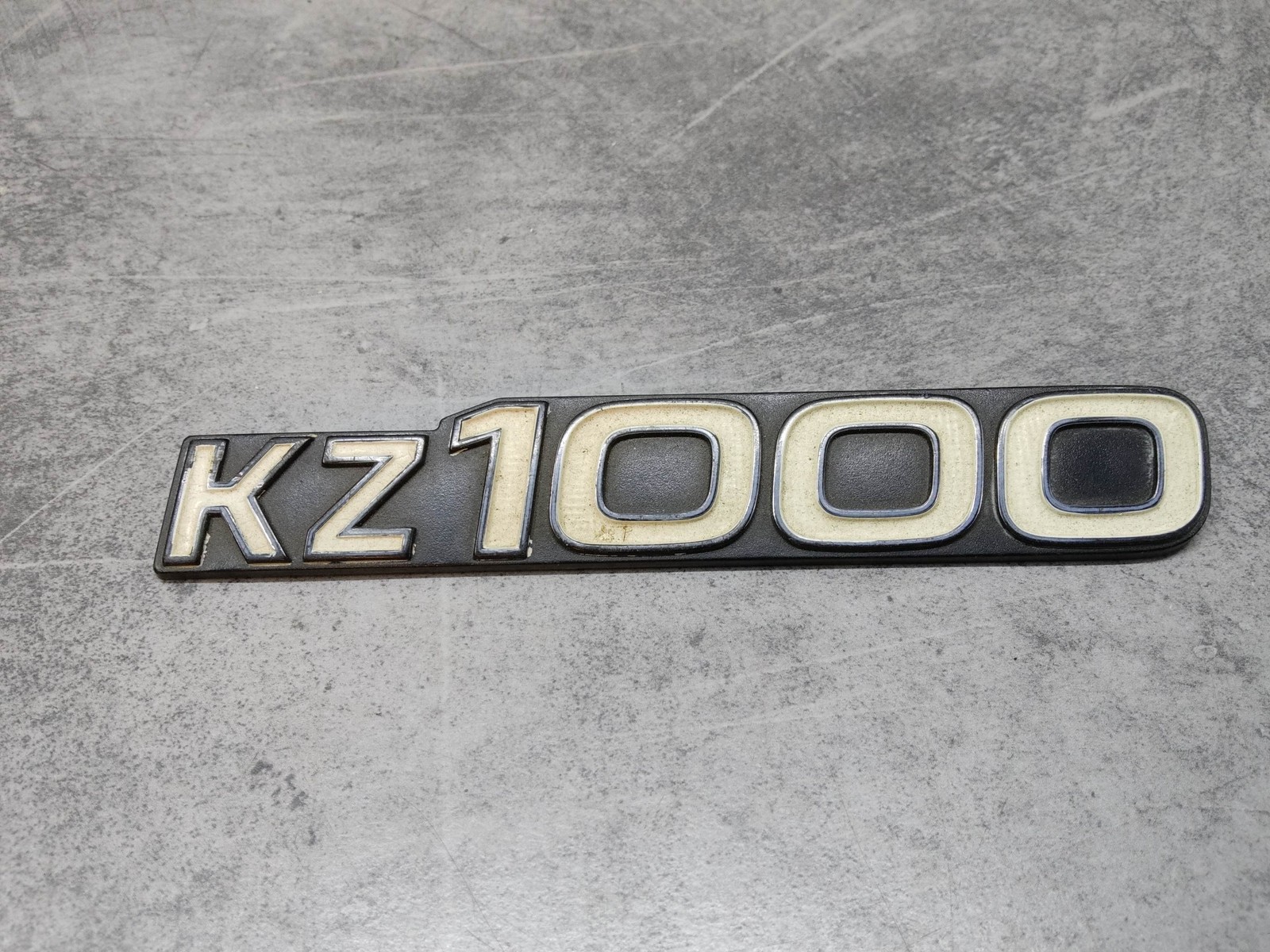 Logo cache lateral KZ1000 KAWASAKI 56018-261 emblème sigle flanc vintage