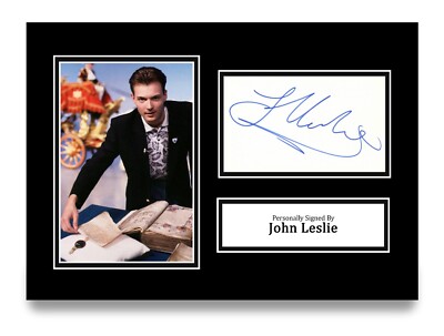 John Leslie signed A4 Foto Autogrammkarte Blue Peter Geschenk Display + COA