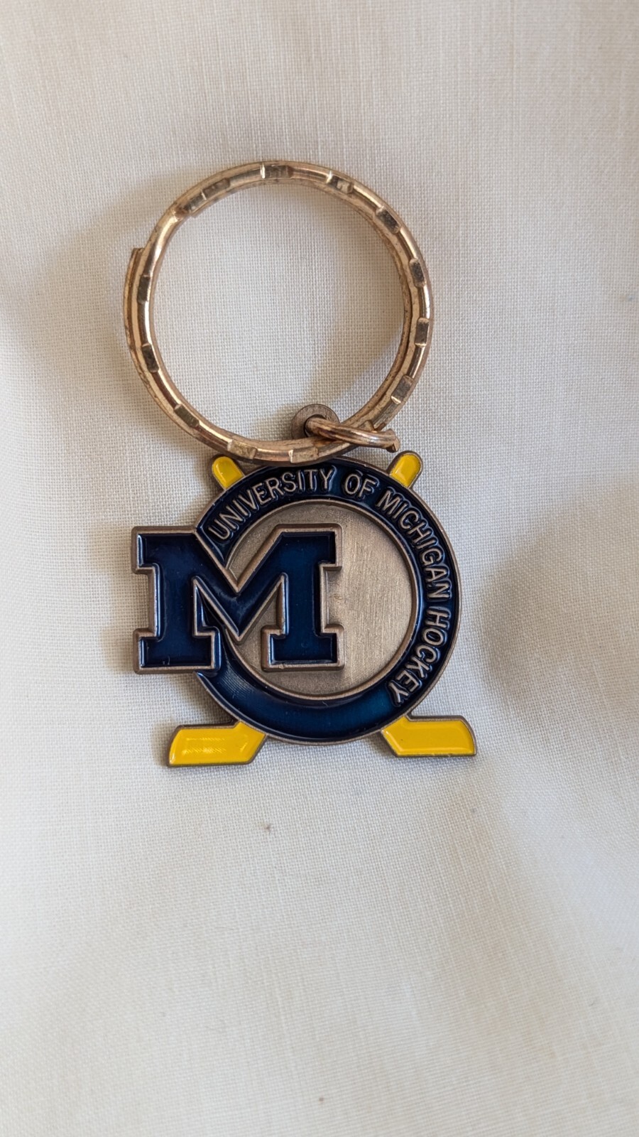 UNIVERSITY OF MICHIGAN WOLVERINES HOCKEY PEWTER KEY CHAIN MAIZE AND BLUE