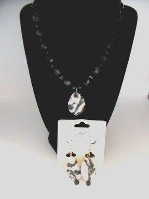 black/white pendant/earrings set