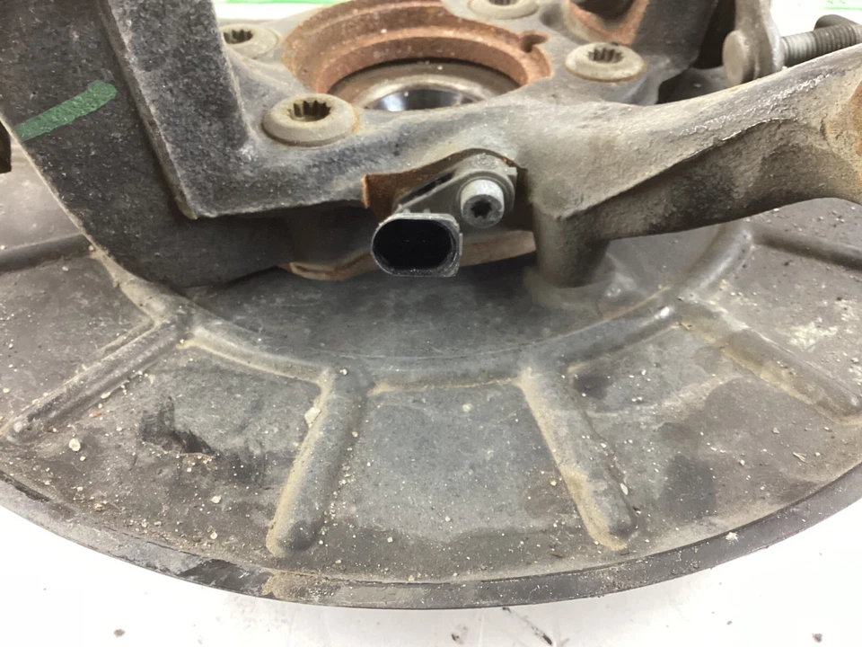 Volkswagen Jetta 2011-2018 eje delantero izquierdo buje nudillo 1K0615311F OEM. Foto 3 de 4