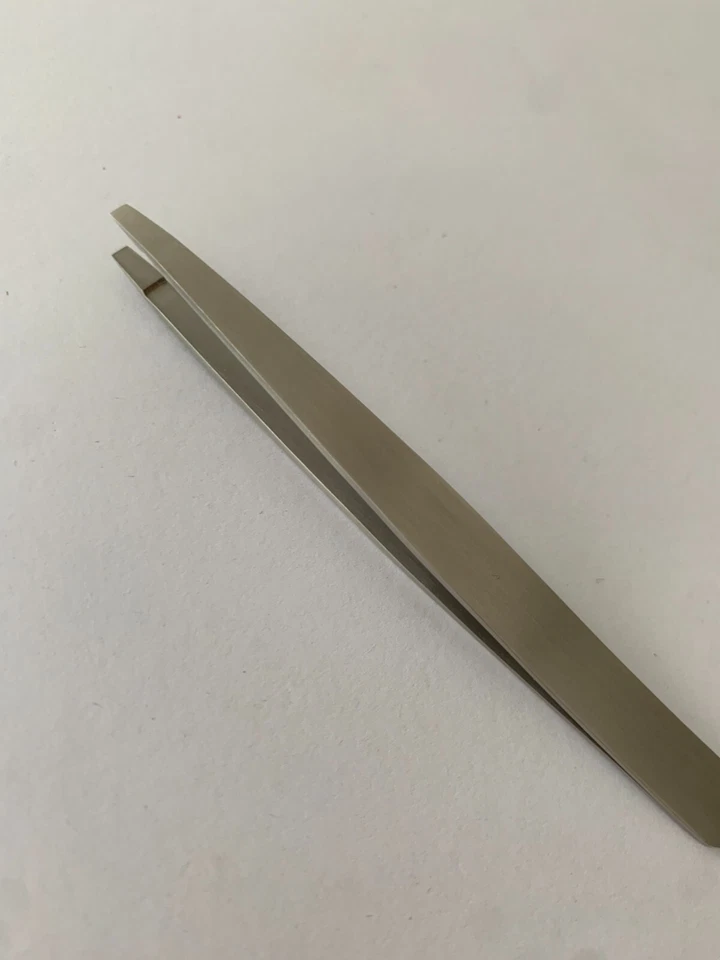 Pinzette sopracciglia, colore argento, 10 cm, nuove mai usate in acciacio inox. - Immagine 2 di 4