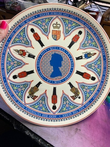 Wedgwood Royal Silver Jubilee 1952-1977 Commemorative 10" Plate - Picture 3 of 4