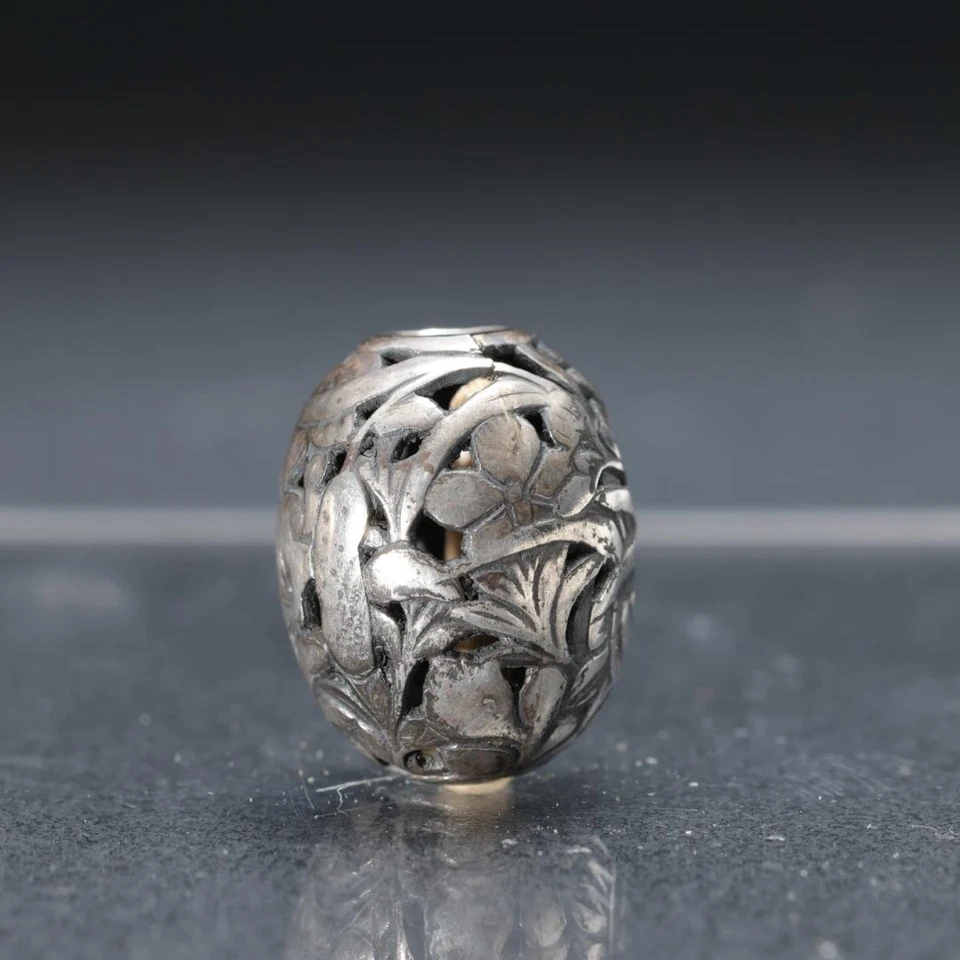 Antiguo Meiji Antiguo Japonés Ojime Cuentas Plata Calado Patrón Floral Foto 4 de 4