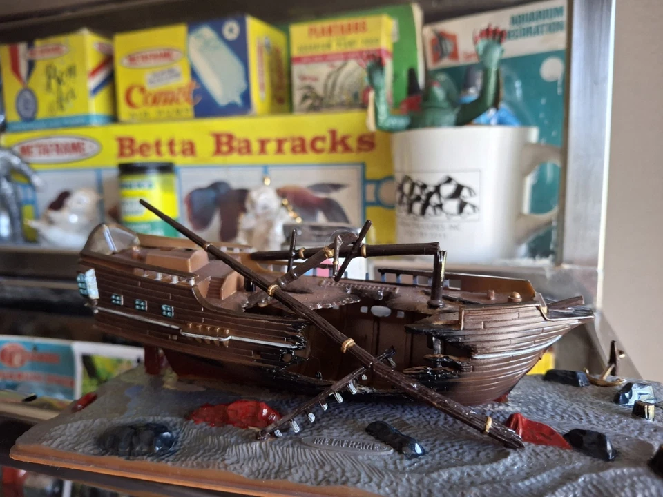 Vintage Old Aquarium Fishbowl Metaframe Aquascaper 7" Sunken Boat Ship Bubbler - Image 2 of 4