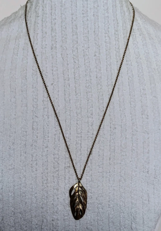 Banana Republic Boho Goldtone Feather Pendant Necklace 28-30 inch Rolo Chain - Image 3 of 4
