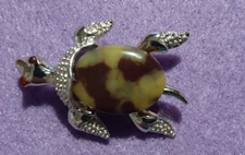 Vintage Gerry’s Signed Tortoise Shell Cabachon Gold Tone Sea Turtle Brooch Pin