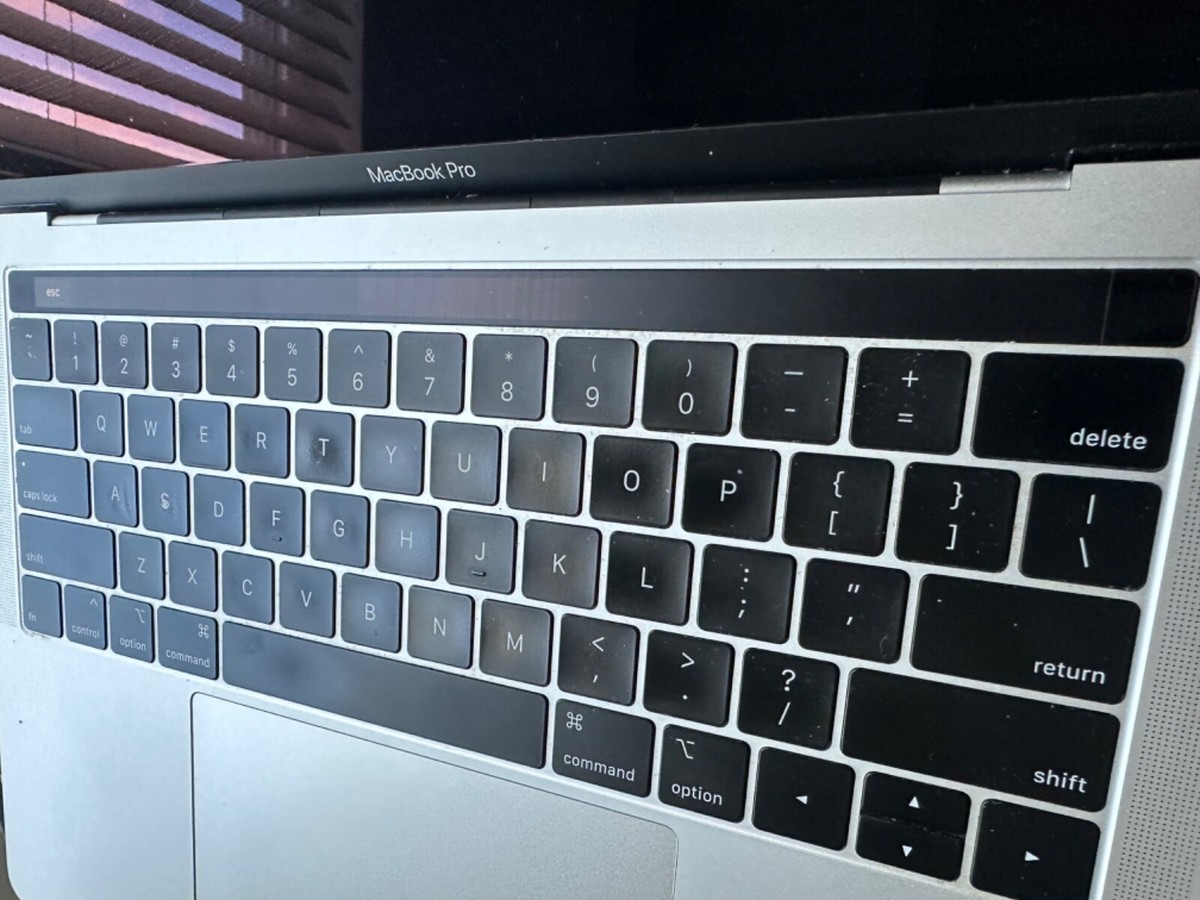 MacBook Pro A1989 core i5 512GB 2.4GHZ 16GB RAM SSD- Remote