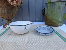 2  Anciens ustensiles de cuisine en émail poelon et autre