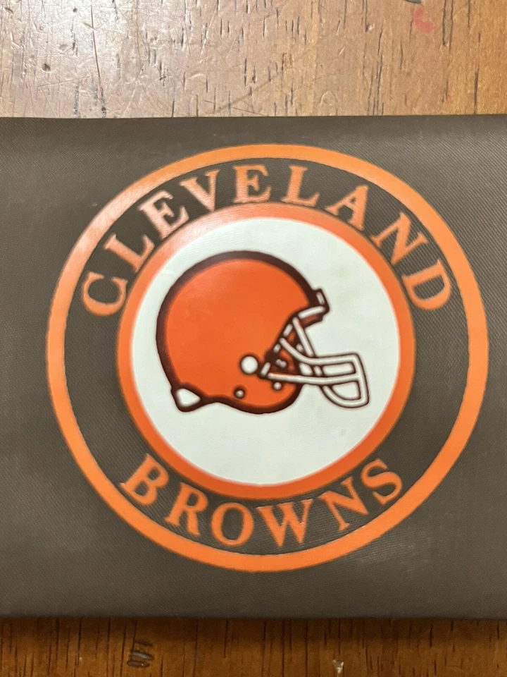 CLEVELAND BROWNS 棕色尼龙三折头盔标志复古钱包 — 第 2/4 张图片