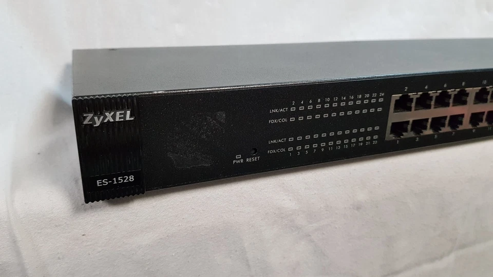 Zyxel es-1528 24 Port 10/100 Ethernet Switch UNIT ONLY - Image 3 of 4