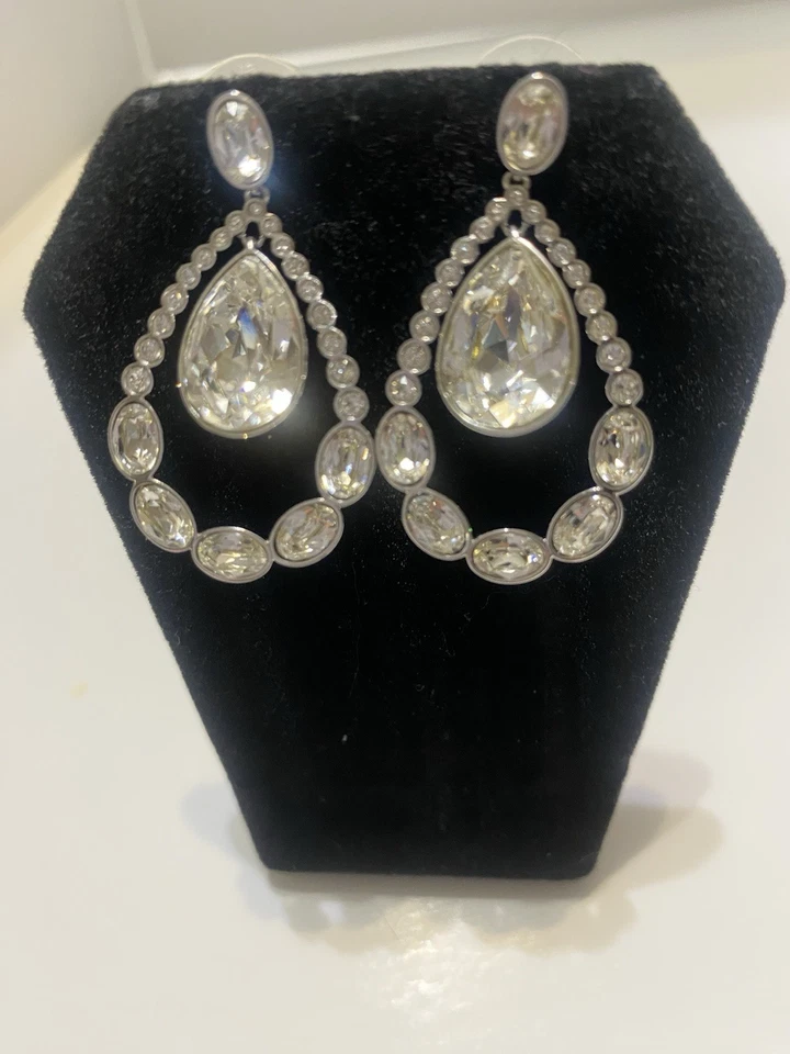 Pendientes colgantes de cristal de Swarovski blanco transparente tono plata poste trasero 1,5 pulgadas de largo Foto 4 de 4