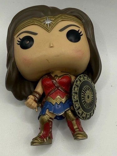 Funko Pop! Vinyl: DC Universe - Wonder Woman (with Shield Only) #172