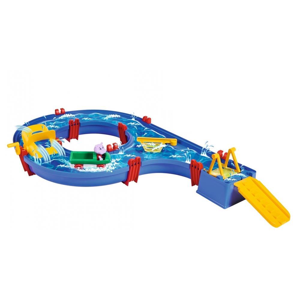 Аквапарк Вассербан Амфитеатр расположен на улице Вассерштрассе, в центре города и среди скульптур