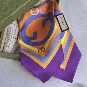 Foulard nœud en soie logo GUCCI GG multicolore 3,9 pouces x 33,5 pouces excellent état