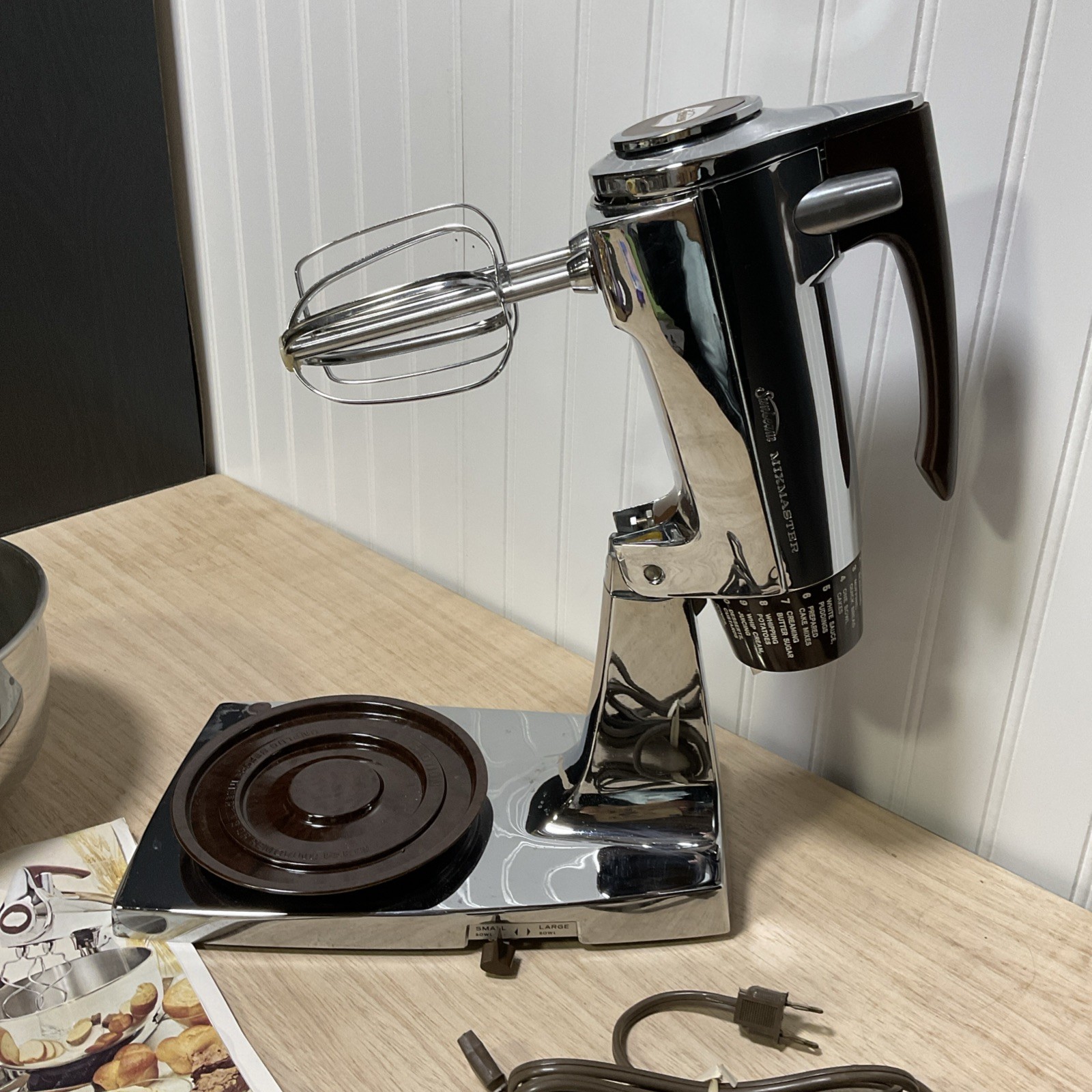 Sunbeam Mixmaster Chrome Brown 1-8B 12 speed Stand Mixer dough hooks Bowls 235w
