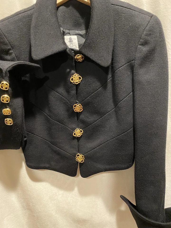 Blazer corto de diseñador de colección Gemma Kahng negro con botones dorados rosas ajustado 6 pequeño Foto 2 de 4
