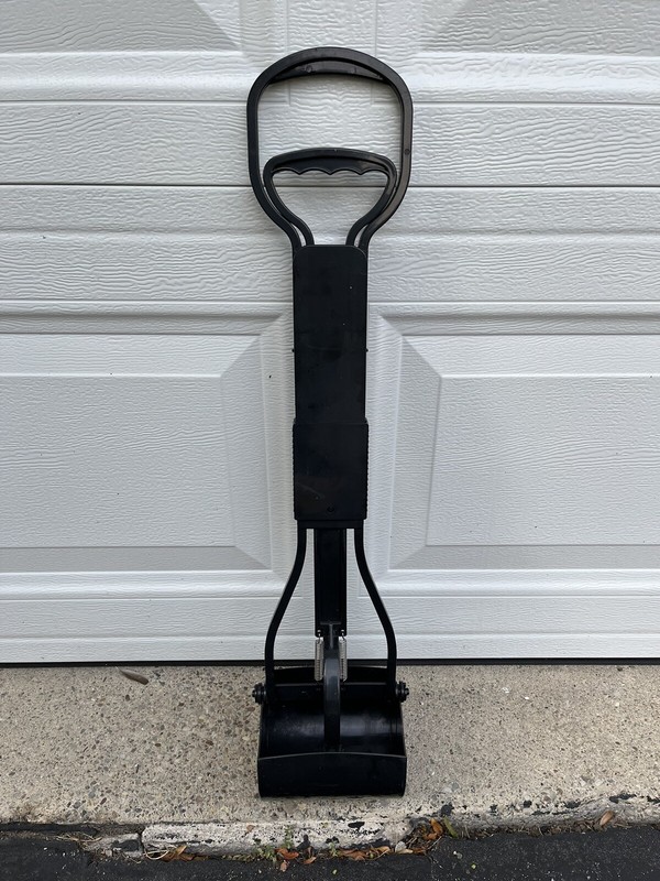 Black Spring Action Claw Scooper