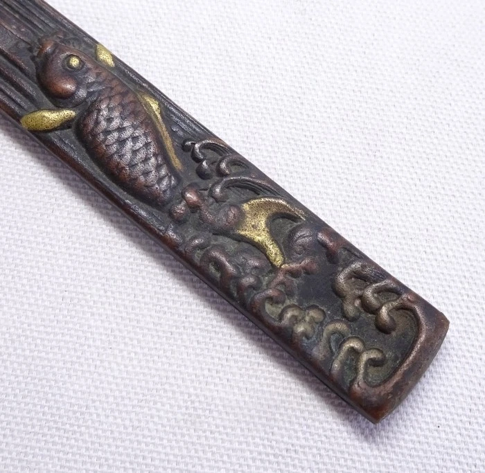 P0108a: Espada pequeña japonesa KOZUKA cobre antiguo real con hoja y relieve de carpa Foto 4 de 4