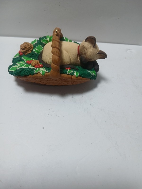 1996 Hallmark Keepsake Ornament CAT NAPS 3rd In Series Siamese in Basket