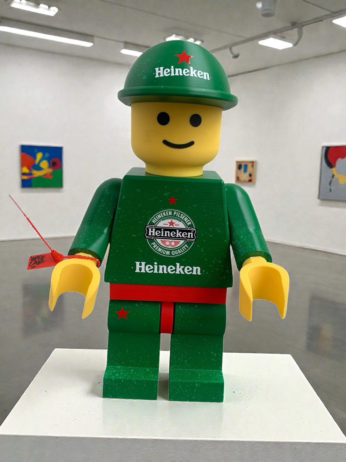 Figurine Lego géante de 45 cm style Heineken en plastique ABS imprimé