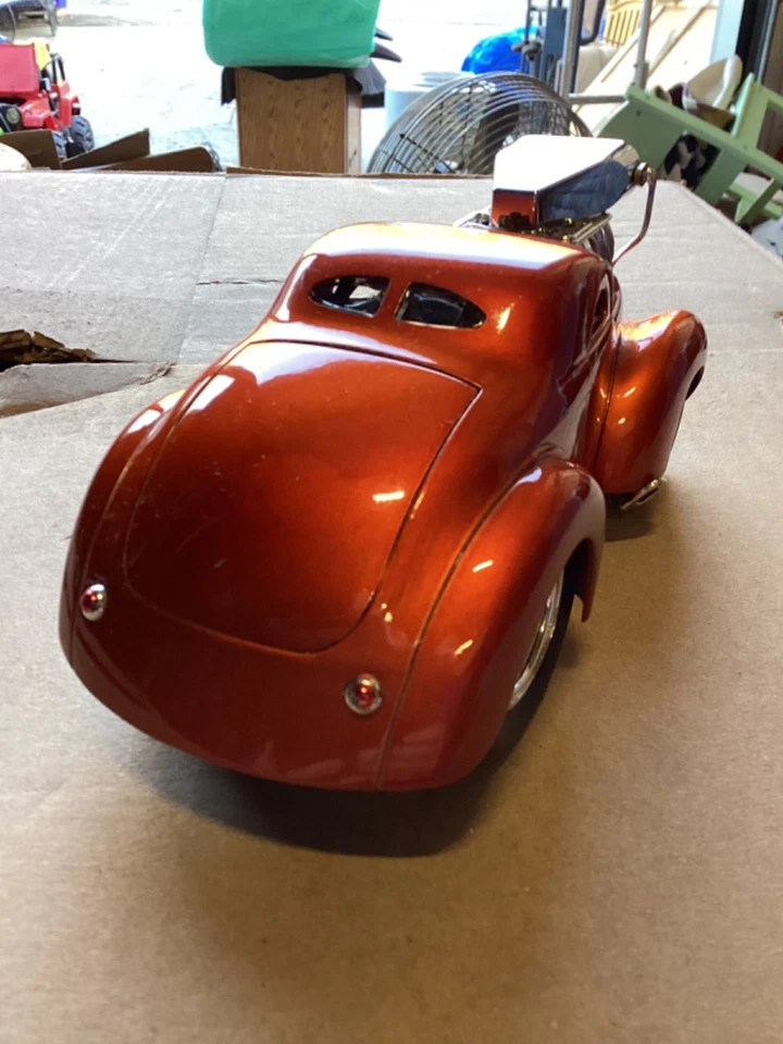 1941 WILLYS COUPE - MUSCLE MACHINES - 1:64 Orange in Excellent Condition - Image 4 of 4