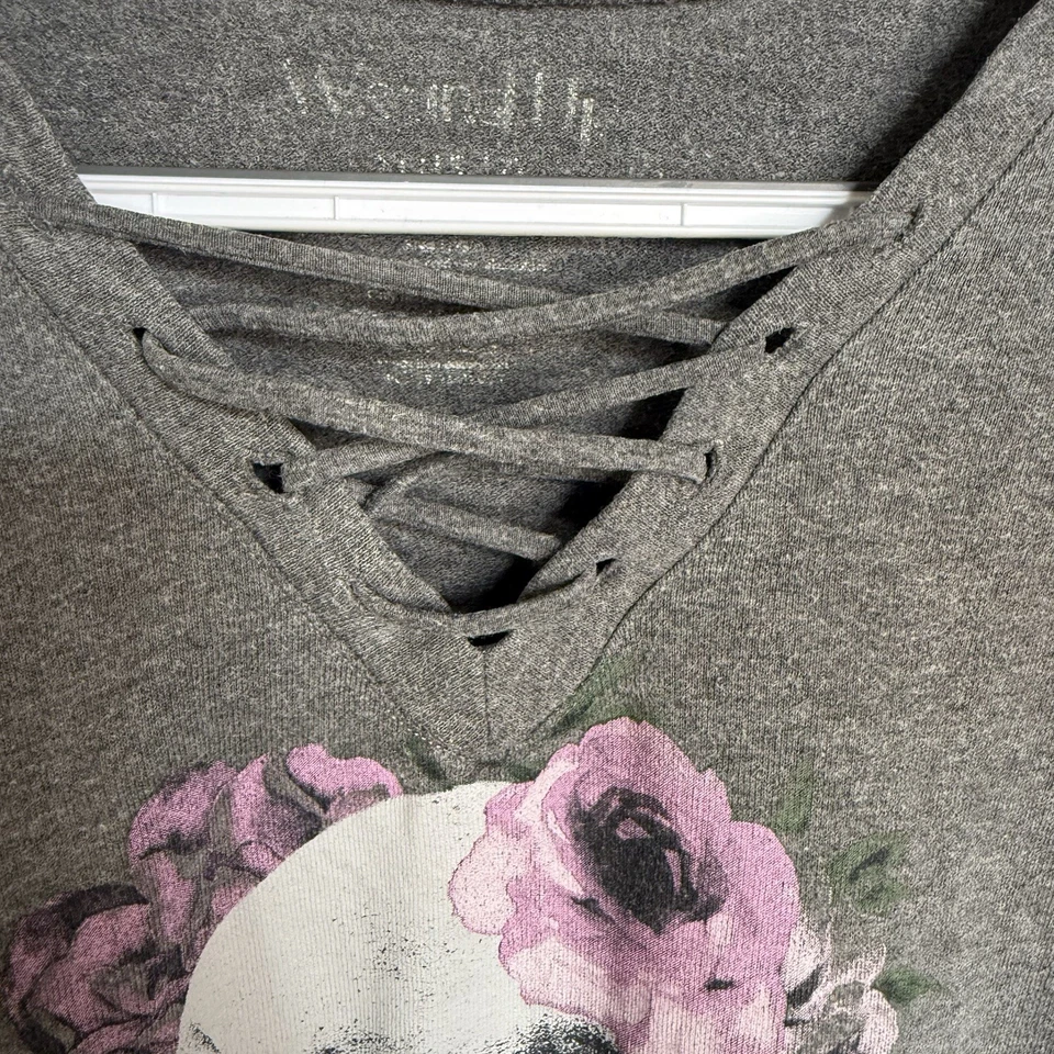Suéter cinza gola V com flores roxas e caveira tamanho 2X/3X - Imagem 4 de 4