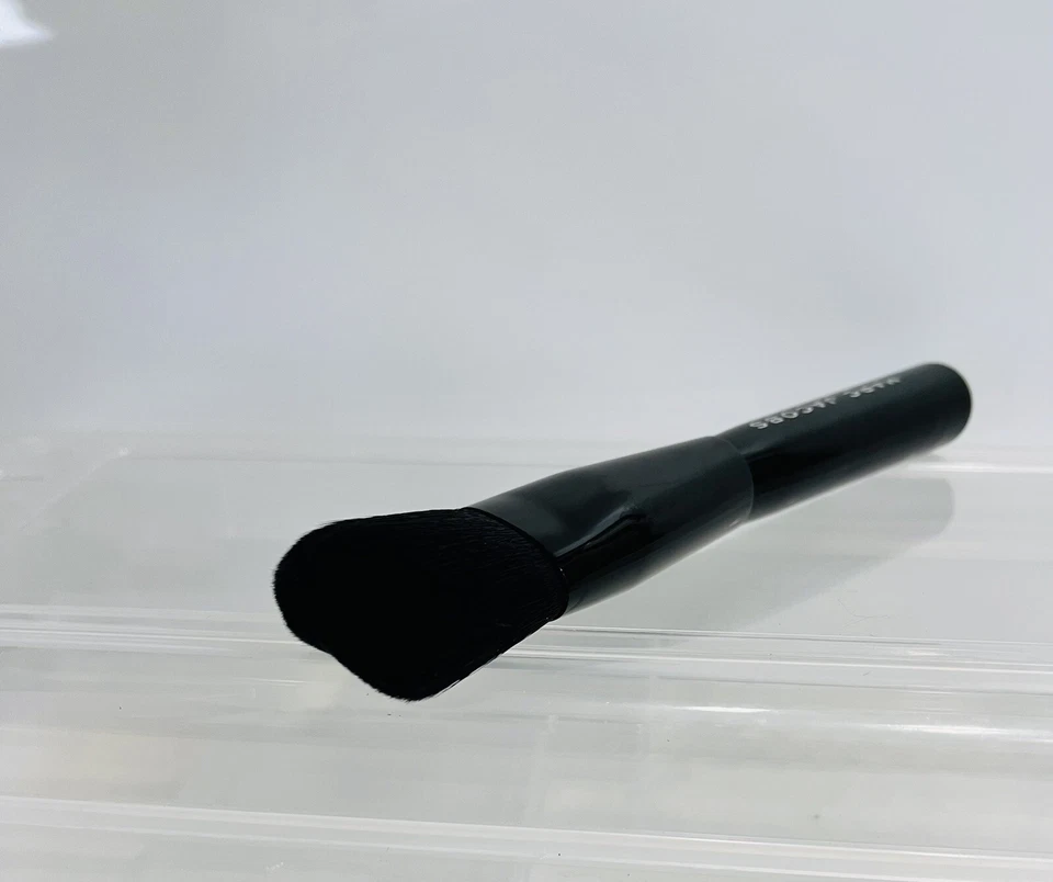 Cepillo base en polvo sin costuras para escultura facial MARC JACOBS BEAUTY nuevo Foto 3 de 4