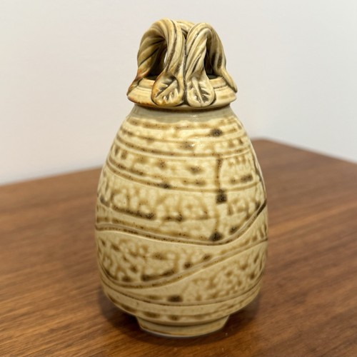 Marcia Bugg NC Studiokeramik Blumenknospe Vase 5" salbeigrün Tropfglasur Blatt - Bild 3 von 7
