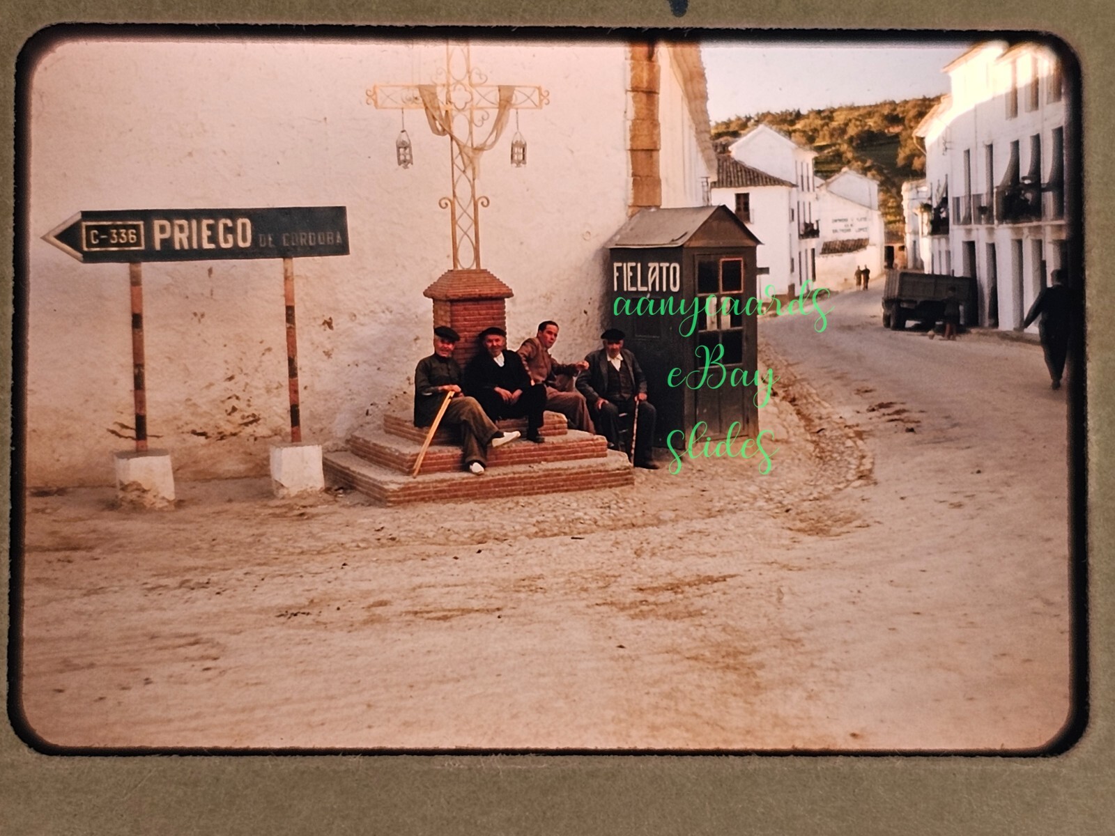 ESPAÑA 1956 PARADA EN CAMINO A GRANADA ESCENA CALLEJERA HOMBRES EN ESQUINA SEÑAL A PRIEGO