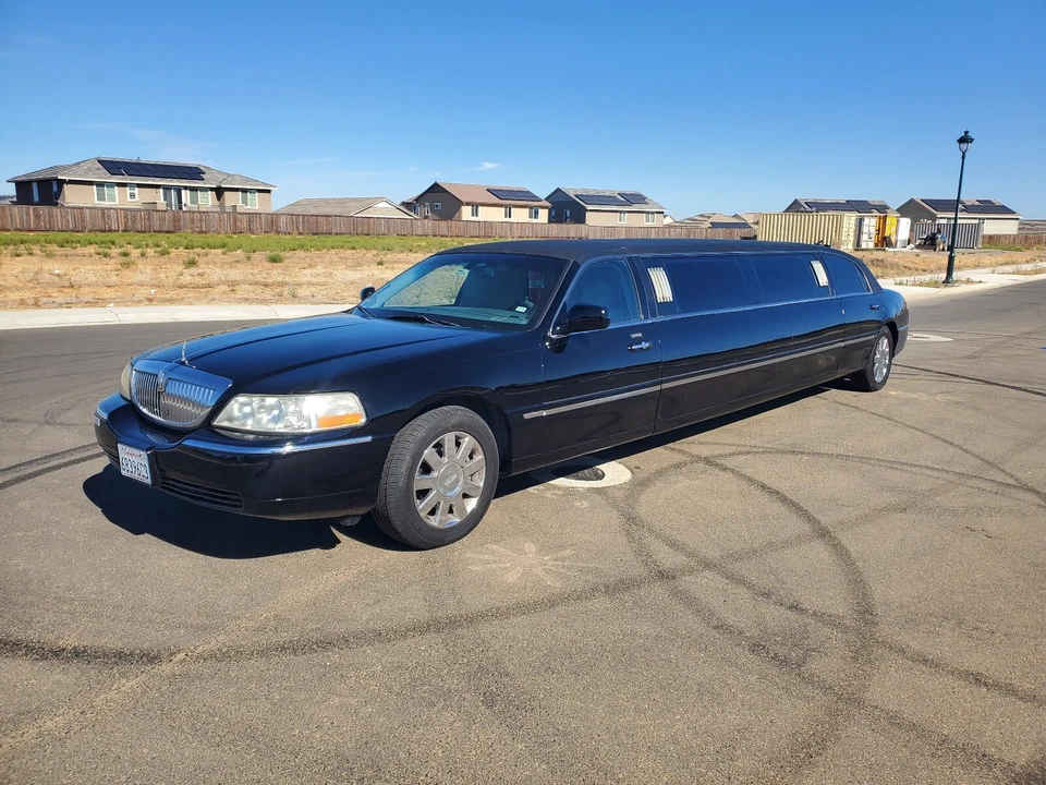 2004 Lincoln Town Car EXECUTIVE Stretch Limousine - Image 2 of 4