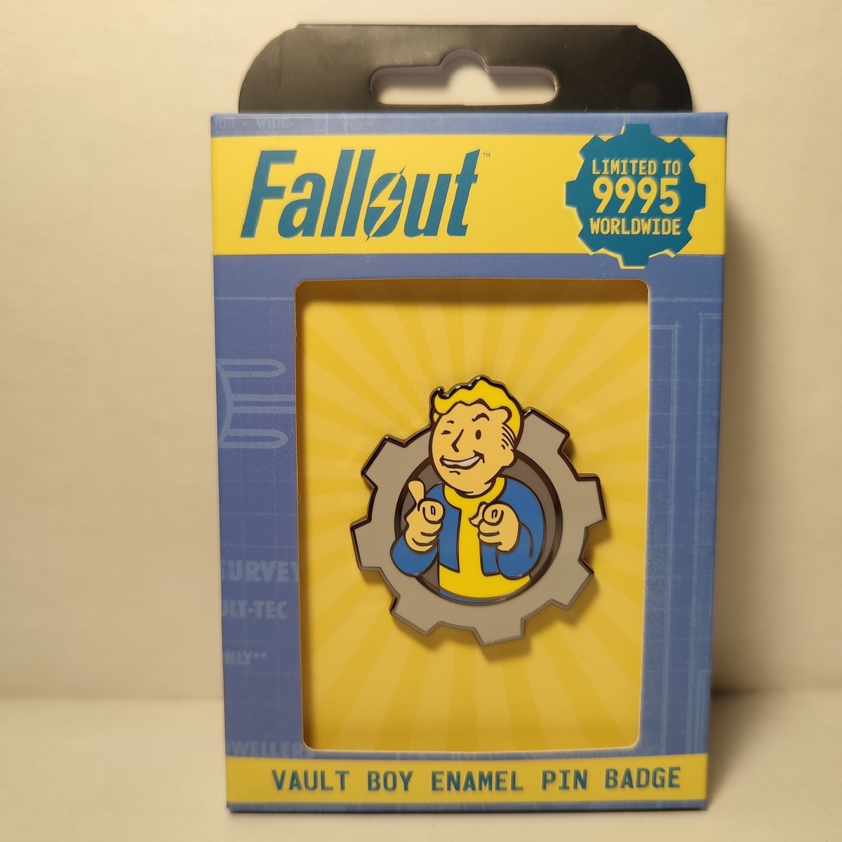 PIN'S FALLOUT DU mois - #10 Vault Boy of Summer - Limité à 600 pièces EUR 52,09 - FR