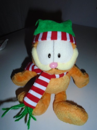 Ty Peluche Gato Garfield con Santa Medias Sombrero y Bufanda Despojada Navidad - Imagen 3 de 5