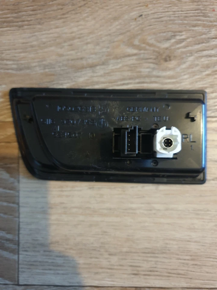 2018 BMW M4 SPORT F82 USB AUXILIARY PORT 9207358 - Image 2 of 3