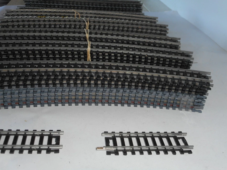 Lifelike track selection x 69p. 2 rail Steel type track. V/good used cond. HO - Image 4 of 4